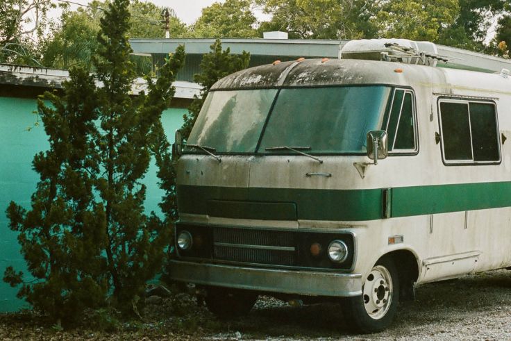 Dieser Campingbus stand viele Jahre ungepflegt im Freien. Der verwitterte und ausgekreidete Lack ist gut zu sehen. 