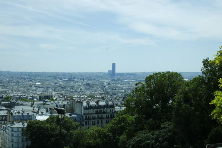 Der Blick von den Stufen der Kathedrale über Paris ist atemberaubend. Im Hintergrund: La tour Montparnasse