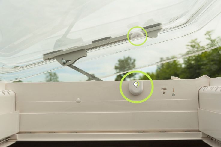 Ein zweiteiliger Sensor ermittelt, ob das Fenster geöffnet oder geschlossen ist.