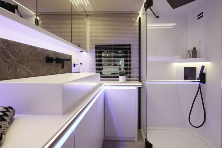 Hersteller VARIOmobil präsentiert den VARIO Perfect 1200 Platinum MB Actros 2653 mit vier Slide-Outs auf drei Achsen, ein rollendes Luxusappartement mit Vollausstattung und knapp 35 m² Wohnraum.
