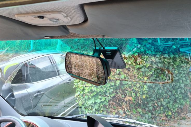Die Kamera sitzt unauffällig hinter dem Rückspiegel und ist von Fahrersitz aus nicht zu sehen.