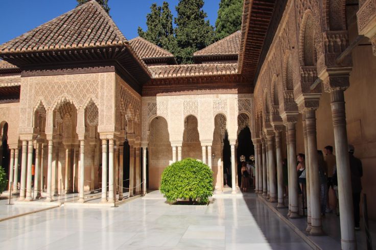 Die Nasriden Paläste der Alhambra beeindrucken mit maurischer Kunst.