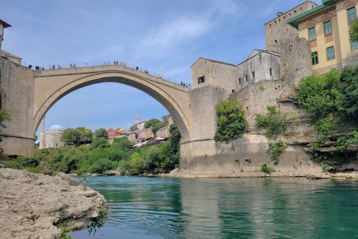 Die alte Brücke Starimost in Mostar wurde im Krieg komplett zerstört und anschließend wiederaufgebaut.