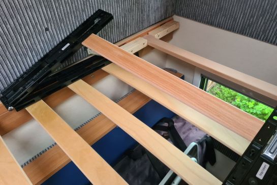 Höhenverstellbares Kopfteil am Bett im Wohnwagen und Wohnmobil anbauen