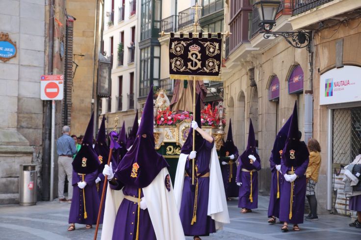 In der Semana Santa gibt es immer wieder Prozessionen mit Trommeln und Trompeten.