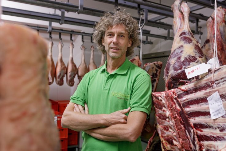 Der Diplom-Agraringenieur Matthias Minister legt besonderen Wert auf artgerechte Tierhaltung. Denn diese fördere auch die Fleischqualiät, betont der Geschäftsführer des Unternehmens Fairfleisch. 