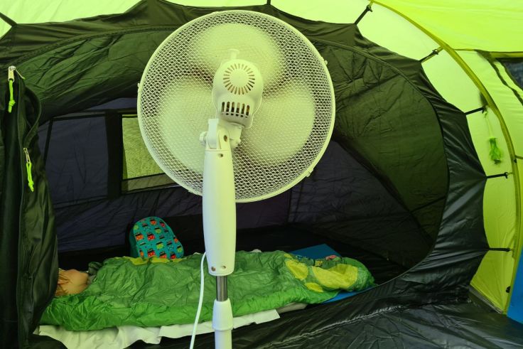 Ein Ventilator bringt frischen Wind in unser Zelt.