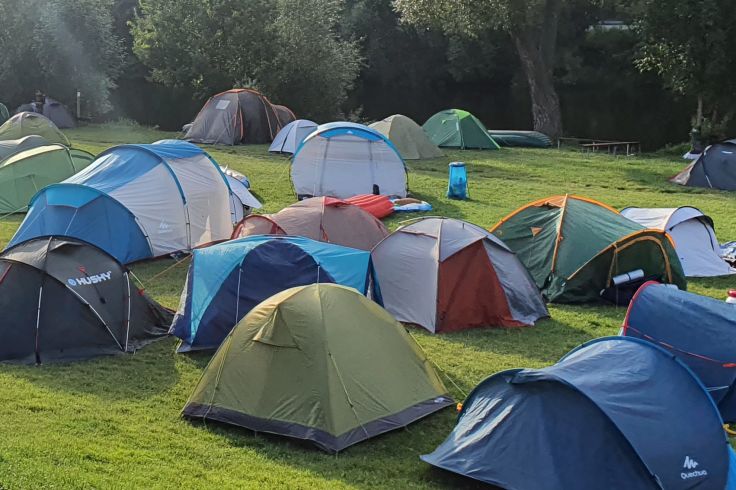 Viele Zelte auf einer Zeltwiese