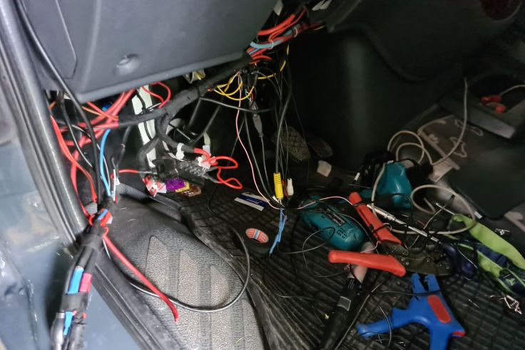 Die Kabel im Fahrzeug werden nicht durchtrennt, der Kabelsatz wird nur auf vorhandene Leitungen im Sicherungsträger aufgelegt und separat abgesichert.