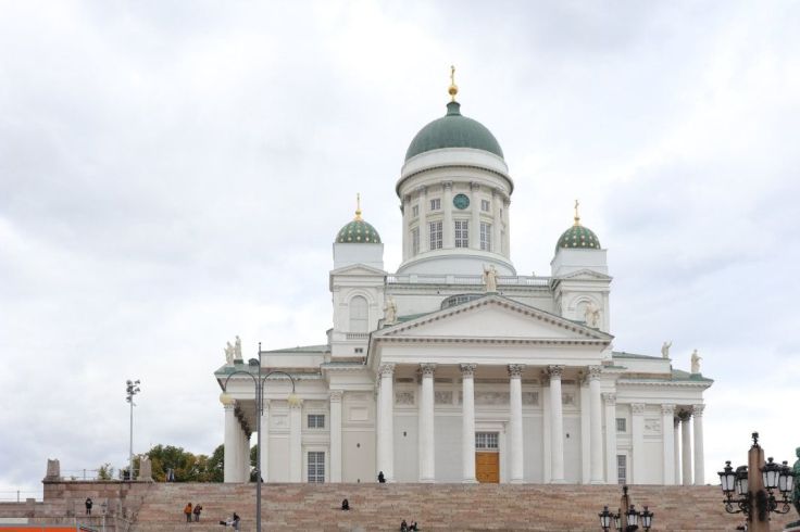 Vor dem Dom von Helsinki