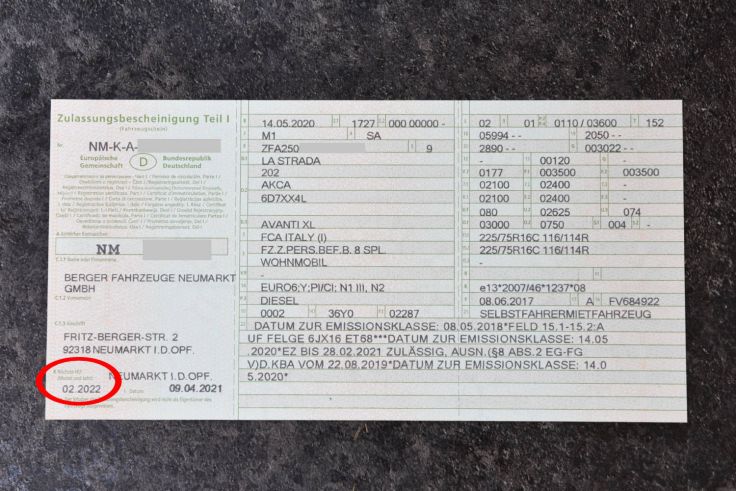Das Datum der nächsten TÜV-Prüfung ist im Fahrzeugschein eingetragen. Du findest es auf der ersten Seite links unten. 