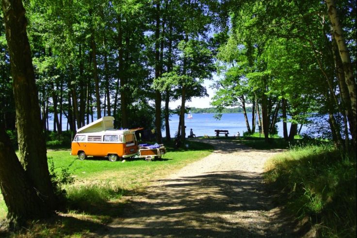 Der Campingplatz liegt zwischen dem Plauer See und  dem Großen Pätschsee.