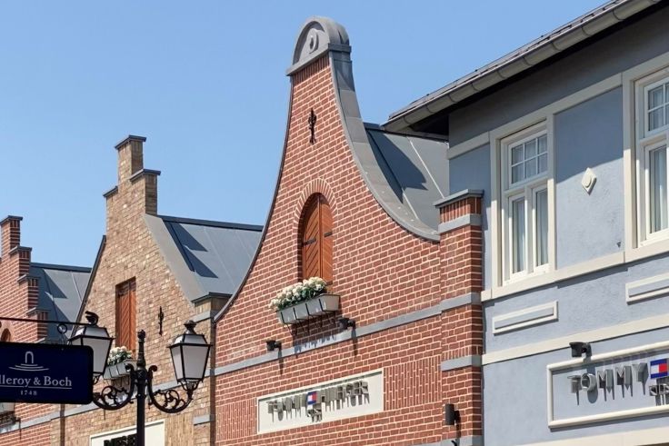 Das Designer Outlet in Roermond in typisch holländischer Architektur bietet eine Fülle an Geschäften