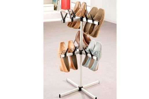 Dieser Schuhständer kann bis zu 16 Paar Schuhe halten.