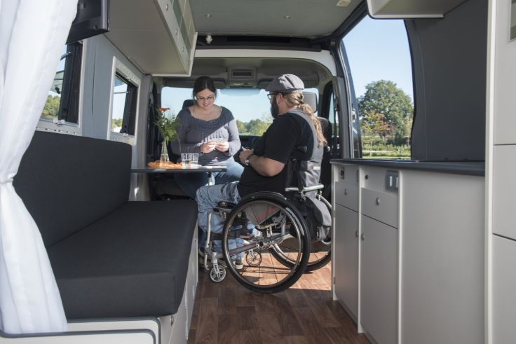 Der Innenraum des Reha Camper ist so gestaltet, dass Rollstuhlfahrer ausreichend Bewegungsfreiraum haben.