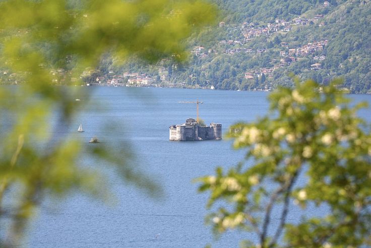 Das Castelli di Cannero im Lago Maggiore. Die Sträucher bilden einen Rahmen und lassen das Auge auf die Burg fokussieren. 
