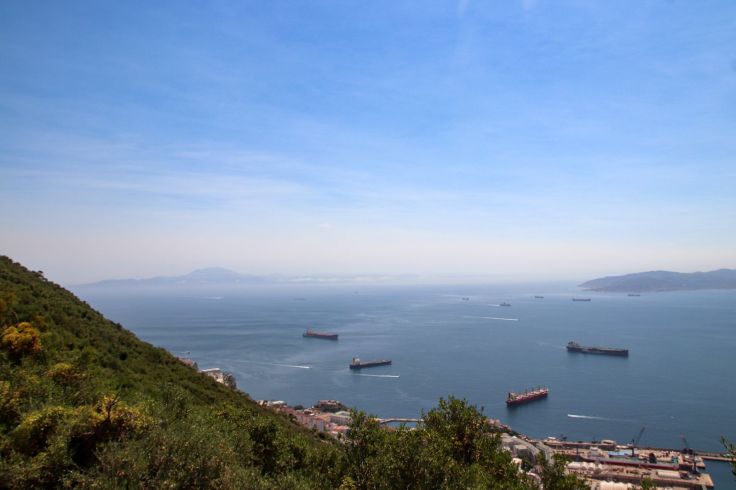 Über die Straße von Gibraltar reicht der Blick bis nach Afrika.