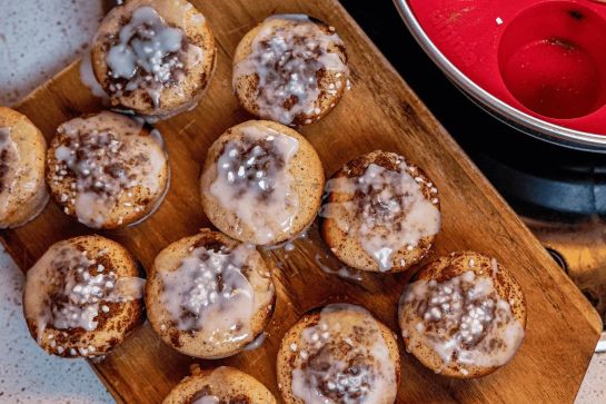 Weihnachtliche Muffins mit aromatischer Zimtfüllung und Frischkäse-Topping aus dem Omnia