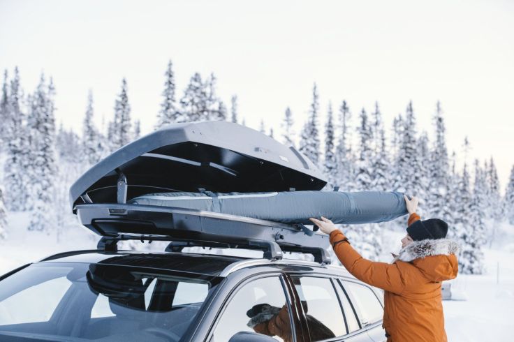 Um andere Gegenstände in der Dachbox nicht zu beschädigen, können Skier zum Transport in einem Skisack verstaut werden.