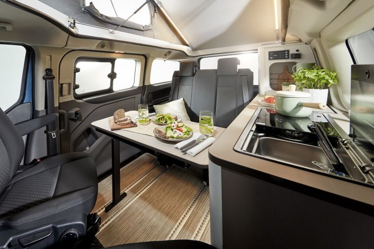 Die Aufteilung ist typisch für Campingbusse dieser Größe: die Küchenzeile befindet sich längs auf der Fahrerseite, die Sitzgruppe daneben.