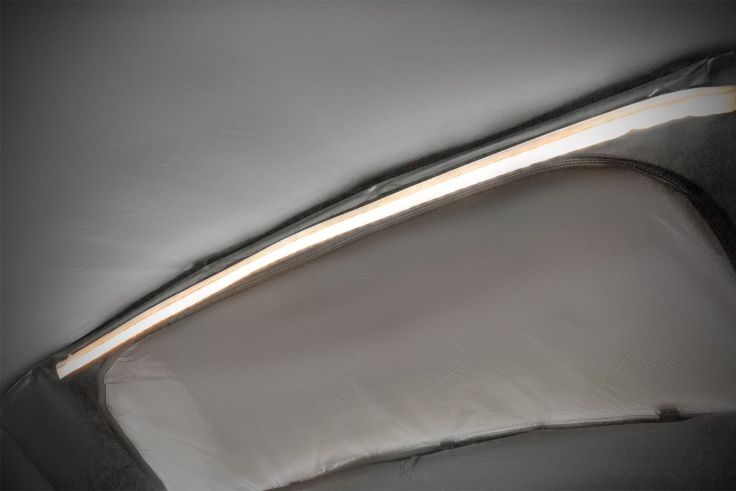 Der LED-Streifen an der Zeltdecke.