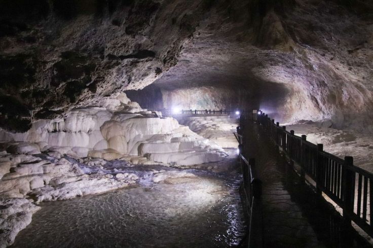 In der Kaklik Tropfsteinhöhle kann man ähnliche Kalksinterterassen wie in Pamukkale bewundern.