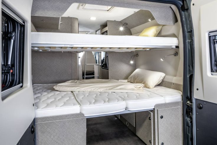 Etagenbetten schaffen vier Schlafplätze auf geringem Raum. Wie hier im Karmann Davis 591.